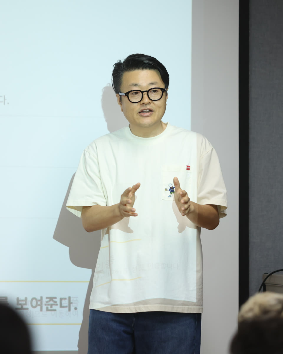 강연 중인 김태관 대표 PD